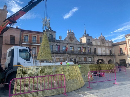 Instalación de la luminaria de Navidad en Medina del Campo. A 29 de octubre de 2025 // Foto: La Voz